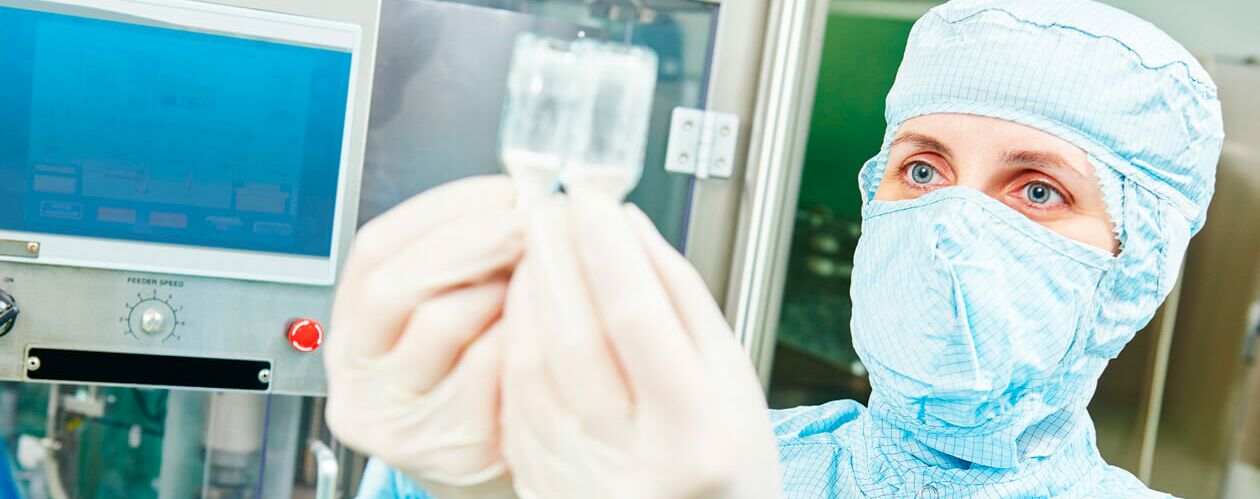 MEGLA: Eine Frau im Labor untersucht ein Medikament