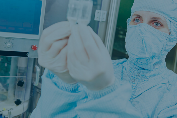 Frau im Labor pruft ein Medikament im Rahmen der pharmazeutischen Qualitatskontrolle - MEGLA