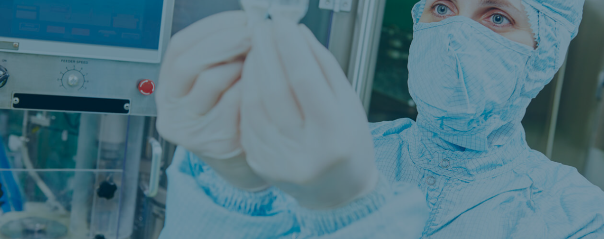 Frau im Labor pruft ein Medikament im Rahmen der pharmazeutischen Qualitatskontrolle - MEGLA